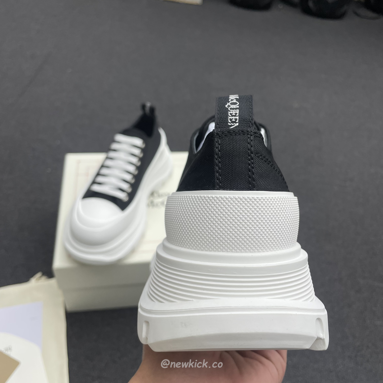 Alexander Mcqueen Tread Slick Low Lace Up Black White (15) - www.newkick.vip